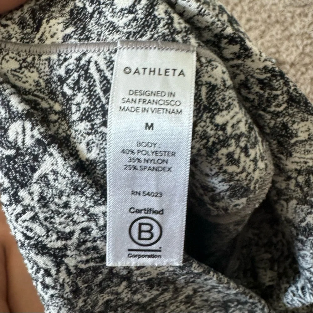Athleta salutation stash pocket II 7/8 tight leggings size M - Picture 10 of 11